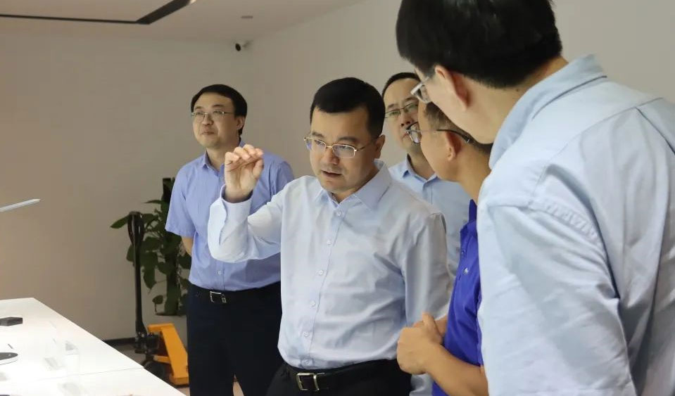 寧波高新區(qū)管委會主任、黨工委副書記勵成杰深入企業(yè)開展“三服務(wù)”活動